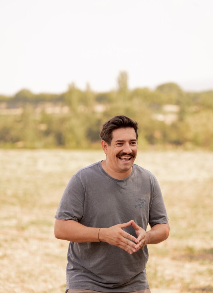 Dimitri Plantier dans le verger du domaine